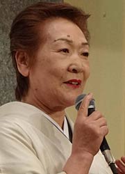 あいさつするスナックマンマの五十嵐さん