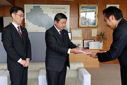 左から三条信用金庫の西川幹事長、西潟理事長、国定三条市長