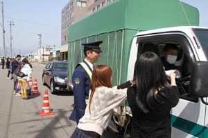 燕中央自動車学校で行われた教習生らによる交通安全街頭指導所の開設