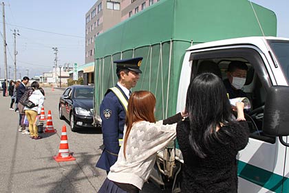 燕中央自動車学校で行われた教習生らによる交通安全街頭指導所の開設
