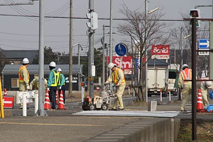 燕市廿六木4区付近の交差点では横断歩道の白線引き