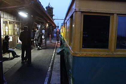 日が暮れ電灯がともった駅舎はすぐにでもかぼちゃ電車が走り出しそうな雰囲気に
