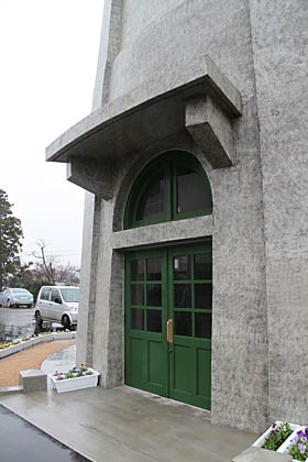 1階の入り口の扉は当時の木製を復元、当時の写真は残っているもののモノクロのため、内部の木材が緑に塗られていたことから想像して緑に着色