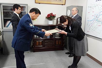 三条署が海外通貨取引にかかる利殖勧誘の特殊詐欺の被害を防いだ第四銀行三条支店と窓口で対応した女性職員に感謝状を贈る