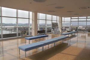分水おいらん道中が行われる15日にNPO法人信濃川大河津資料館友の会が同資料館4階展望室で来館者に無料で抹茶と菓子をふるまう