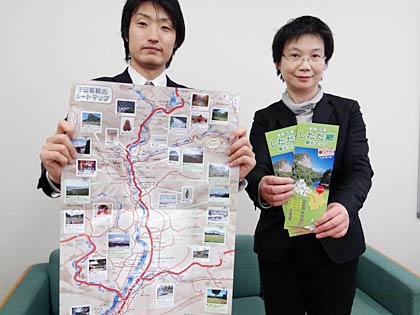 「越後三条　しただ郷観光マップ」を紹介する下田郷開発観光開発事業部コーディネーター事務室