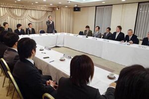 1カ月後の三条祭りに備えて三条祭り若衆会が大名行列連絡会議、大名行列と舞い込みで意見交換
