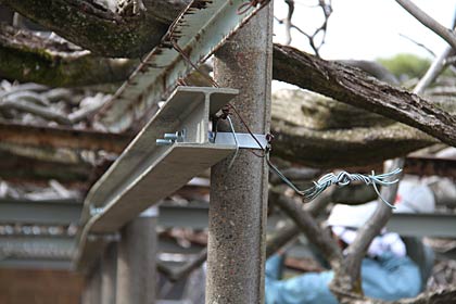 新たに支柱に取り付けられたH鋼