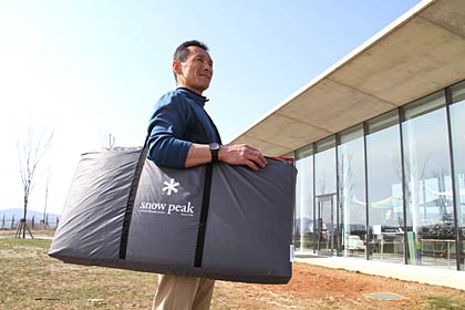 たたんでハンドル付き収納ケースに入れれば運ぶのも楽ちん