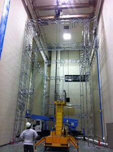 燕市・吉田工業が筑波宇宙センターのクリーンルームを施工し、短期間で人工衛星の試験を再開できたとしてJAXAから感謝状を受ける
