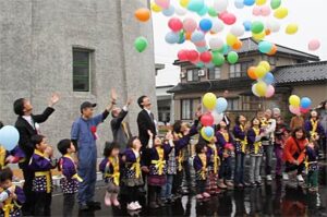 燕市で旧配水塔改修記念式典、記念ミニコンサートと合わせて300人近い市民が参加して生まれ変わった旧配水塔の改修を祝う