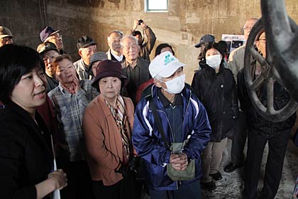 旧配水塔内部見学会で初めて見る内部のようすに目を輝かせる市民