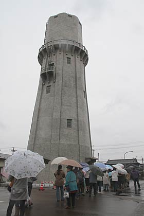 旧配水塔内部見学会に100人を超す市民が列をつくる