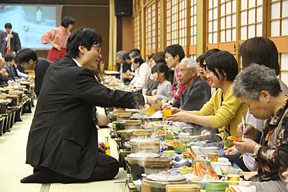 14、15の1泊2日で行われている燕・福島再会交流事業で14日夜に弥彦グランドホテルで開かれた交流会