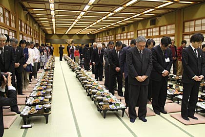 急逝した菊地前副市長に対して黙とう