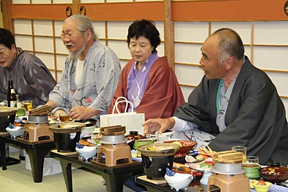 いちばん右が吉井さん、隣りが妻レイ子さん