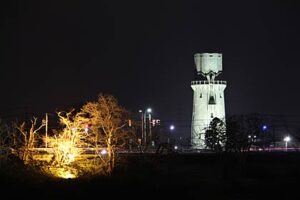 14日夜、燕市で始まった旧配水塔とサクラ並木のライトアップ