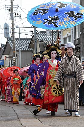 地蔵堂本町通りを進む