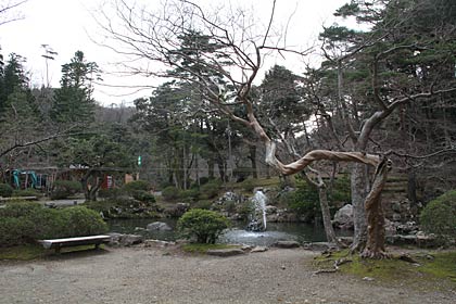 越後鐵道（今の越後線）と参宮線（今の弥彦線）の敷設に尽力した久須美父子が弥彦を一大観光地にしようと造成した弥彦公園