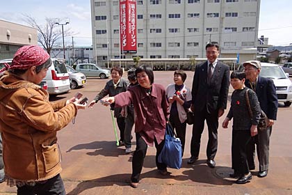三条市総合福祉センターでは国定市長も出迎えに訪れる
