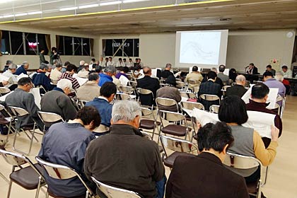 50人余りが参加して三条市体育文化センターで開かれた五十嵐川改良復旧事業説明会