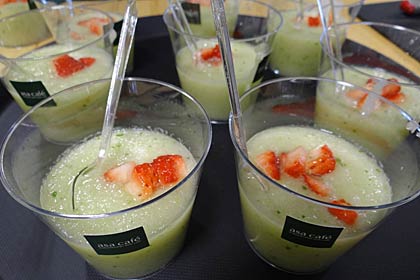 できあがった「地元野菜と果物のスムージー」