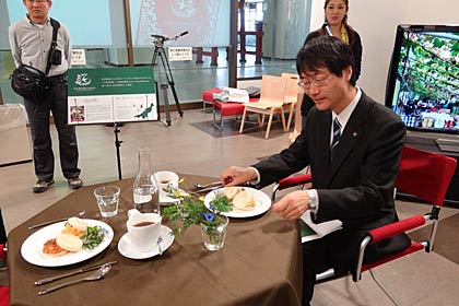 畑の朝カフェの席についてみる鈴木市長