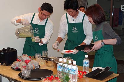 畑の朝カフェの席についてみる鈴木市長
