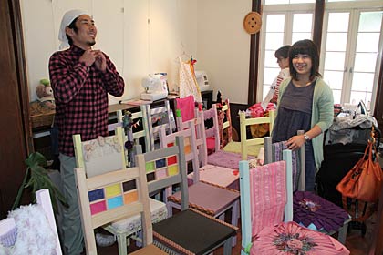 26日から28日まで開かれる「日本ホビーショー」にDIY女子部として木製のいす15脚を出展する「BonBon」、左がリメークを製作したサイトウ建築の斉藤さん、右が「BonBon」の加藤さん