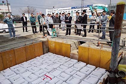 グリーンライフで開かれた外山産業による土嚢減震の見学会