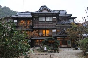 国登録有形文化財への登録が決まった嵐渓荘緑風館