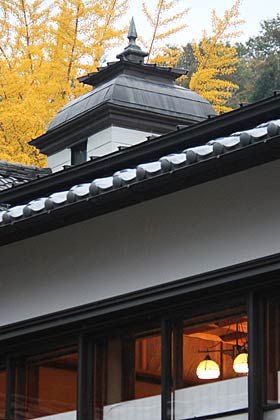 建物裏手から特徴的な望楼