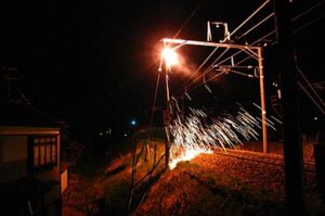 読者からの投稿画像、21日午後9時ころ、信越本線の東三条-三条駅間で火花を放つ架線