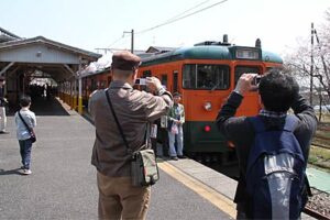 JR弥彦駅に到着した臨時列車、快速「弥彦線開業90周年号」