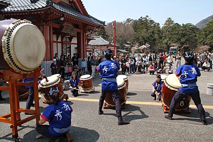 駅前では弥彦山太鼓保存会の演奏で歓迎