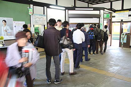 窓口には「弥彦線吉田～燕間開通90周年記念入場券」を買い求める人の列
