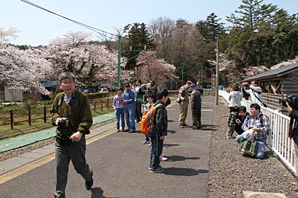 鉄道ファンでにぎわうホーム