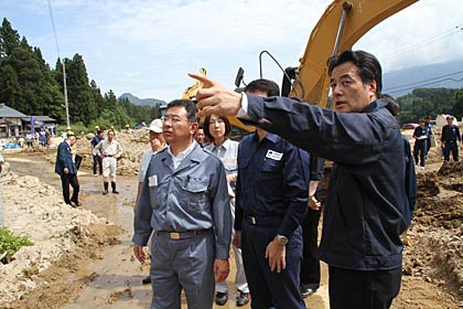 昨年8月7日、今回の土砂崩れがあったのと同じ牛野尾の現場を視察する民主党の岡田幹事長