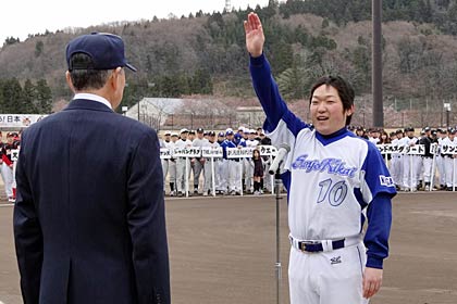 選手宣誓を行う(株)三條機械製作所の坂上主将