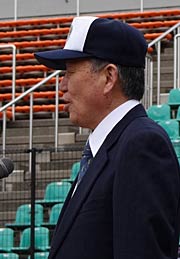 あいさつする稲葉会長