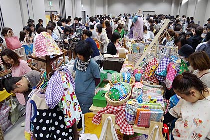 大勢の来場者でにぎわった22日の「カントリー＆クラフトフェスタVol.9」