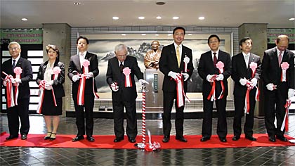 テープカット、左から下村市議会議長、坂田県議、佐藤県議、晋六さん、国定市長、王華総領事、高井県教委教育長、東京中国文化センターの石軍センター長