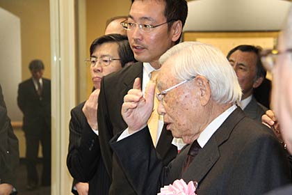  リニューアルされた館内を見学する晋六さん