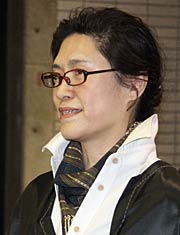 中国から贈呈の水墨画を制作した里燕さん