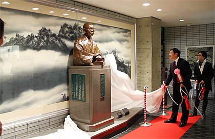 中国から贈呈された里燕さんがＡ型水墨画の除幕式