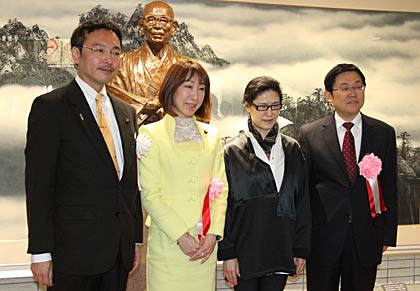 水墨画の前で記念撮影