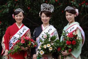 左からミス雪椿の広瀬さん、ミス雪椿クイーンの大野さん、ミス雪椿の棚橋さん