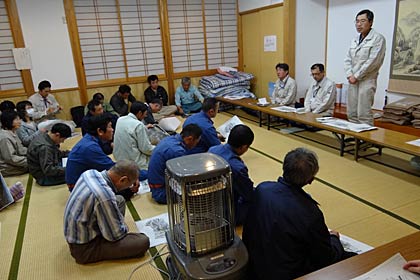 三条市牛野尾地内で起きた土砂災害で23日夜に牛野尾ふれあいセンターで開かれた住民への説明会