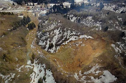 ラジコンヘリコプターで撮影した上空からの土砂災害の現場、逆方向から