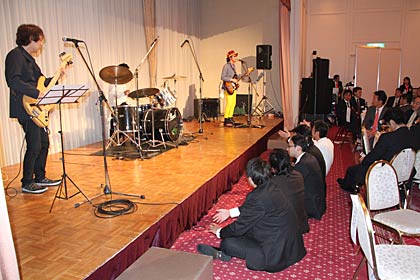 矢代秀晴 & South Hillsの『カレーラーメンの歌』などの演奏